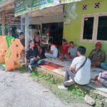 Komunitas Nelayan Pesisir (KNP) Dukung Ganjar menjalin silaturahmi dan memberikan bantuan pakan ikan kepada para nelayan tambak di Desa Cimahi, Kecamatan Klari, Kabupaten Karawang, Jawa Barat, Rabu (14/6) siang. Foto: KNP