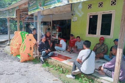 Komunitas Nelayan Pesisir (KNP) Dukung Ganjar menjalin silaturahmi dan memberikan bantuan pakan ikan kepada para nelayan tambak di Desa Cimahi, Kecamatan Klari, Kabupaten Karawang, Jawa Barat, Rabu (14/6) siang. Foto: KNP