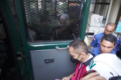 Direktur PT Basis Utama Prima, Muhamad Yusrizki Muliaman alias YUS yang mengenakan rompi merah jambu saat digelandang ke mobil tahanan oleh penyidik pidana khusus Kejaksaan Agung, Kamis (15/6). Foto: Yudha Krastawan/ipol.id