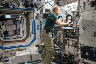 Astronot NASA Tim Kopra melakukan operasi BASS-M di Microgravity Sciences Glovebox di Destiny Lab pada Stasiun Luar Angkasa Internasional (ISS).