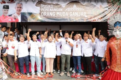 Momentum Hari Lahir Pancasila, relawan Orang Muda Ganjar (OMG) kompak dan bersemangat meresmikan posko pemenangan Ganjar Pranowo di Sekretariat Nasional Orang Muda Ganjar, Jalan Tebet Timur III, No. 34, Tebet, Jakarta Selatan, Kamis (1/6) siang. Foto: OMG