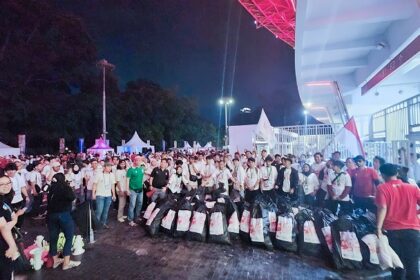 Kepala UPT Gelora Bung Karno, Bangun mengapresiasi partisipasi Pegadaian dalam kegiatan bersih-bersih sampah yang dilakukan bersama 200 relawan PN-SSI. Foto: Pegadaian