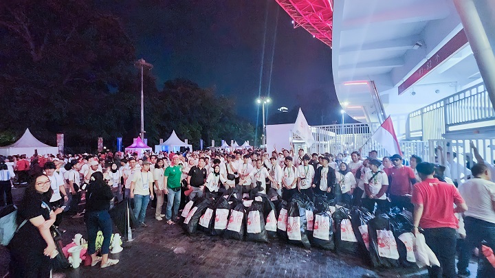 Kepala UPT Gelora Bung Karno, Bangun mengapresiasi partisipasi Pegadaian dalam kegiatan bersih-bersih sampah yang dilakukan bersama 200 relawan PN-SSI. Foto: Pegadaian