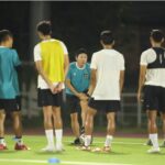 Pelatih Shin Tae-yong memimpin latihan dengan fokus memberikan materi latihan penguatan otot untuk pemain.