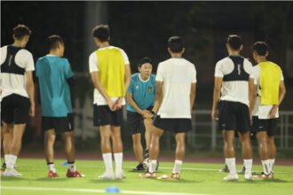 Pelatih Shin Tae-yong memimpin latihan dengan fokus memberikan materi latihan penguatan otot untuk pemain.