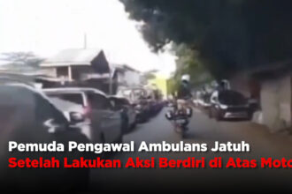 Pemuda Pengawal Ambulans Jatuh Setelah Lakukan Aksi Berdiri di Atas Motor