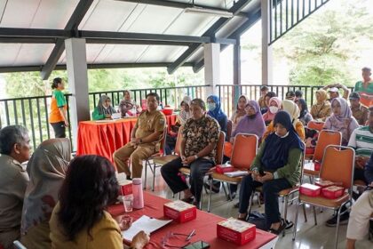 Warga mengikuti kegiatan bimbingan teknis (Bimtek) Pengembangan Ide Kreatif dan Inovatif pada bank sampah di Ruang Publik Terpadu Ramah Anak (RPTRA) Johar Berseri, Kecamatan Johar Baru, Jakarta Pusat, Selasa (13/6) siang. Foto: Ist
