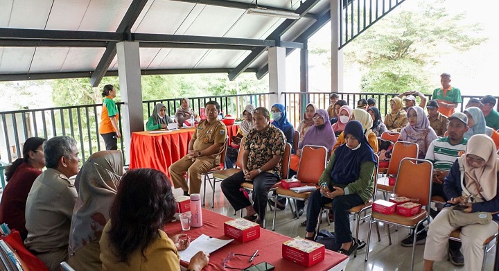 Warga mengikuti kegiatan bimbingan teknis (Bimtek) Pengembangan Ide Kreatif dan Inovatif pada bank sampah di Ruang Publik Terpadu Ramah Anak (RPTRA) Johar Berseri, Kecamatan Johar Baru, Jakarta Pusat, Selasa (13/6) siang. Foto: Ist