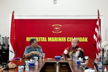 Komandan Rumkital Marinir Cilandak, Kolonel Laut Sujoko Purnomo menyambut langsung lawatan Direktur Teknologi Informasi BPJS Kesehatan, Edwin Aristiawan, didampingi Kepala BPJS Kesehatan Cabang Jakarta Selatan. Foto: BPJS