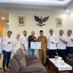 Acara Serah Terima Hewan Qurban dari Anggota BPC HIPMI Kota Depok melalui Pemkot Depok. Hadir dalam acara tersebut, Ketum BPC HIPMI Kota Depok, Herik Yosiswardinata (tengah) dan Wakil Wali Kota Depok, Imam Budi Hartono. Foto: Hipmi Depok