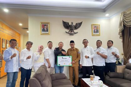 Acara Serah Terima Hewan Qurban dari Anggota BPC HIPMI Kota Depok melalui Pemkot Depok. Hadir dalam acara tersebut, Ketum BPC HIPMI Kota Depok, Herik Yosiswardinata (tengah) dan Wakil Wali Kota Depok, Imam Budi Hartono. Foto: Hipmi Depok