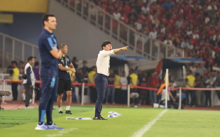 Pelatih Argentina, Lionel Scaloni memuji permainan timnas, termasuk dukungan suporter Indonesia. Foto: PSSI