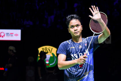 Pebulutangkis Indonesia Anthony S. Ginting menghadapi atlet Denmark Viktor Axelsen pada partai final tunggal putra Kapal Api Group Indonesia Open 2023 di Istora Senayan Jakarta, Minggu, (18/6). (Alidrian Fahwi/ipol.id)