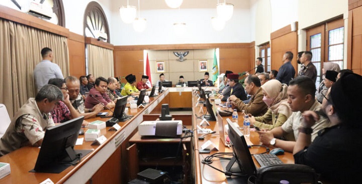 Tim investigasi Pemerintah Provinsi Jawa Barat saat bertemu dengan pendiri Pondok Pesantren Al Zaytun, Panji Gumilang. Foto: MUI