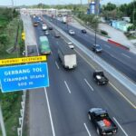 Gerbang Tol Cikampek utama. Ratusan ribu kendaraan tinggalkan Jabodetabek di libur Idul Adha. Foto: JM