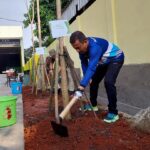 Wali Kota Administrasi Jakarta Timur, Muhammad Anwar menanam pohon Tabebuya di halaman Tempat Pembuangan Sampah (TPS) di RT 05 RW 06, Komplek Bumi Harapan Permai, Kelurahan Dukuh, Kecamatan Kramat Jati, Selasa (13/6) siang. Foto: Ist