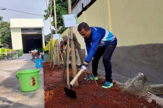 Wali Kota Administrasi Jakarta Timur, Muhammad Anwar menanam pohon Tabebuya di halaman Tempat Pembuangan Sampah (TPS) di RT 05 RW 06, Komplek Bumi Harapan Permai, Kelurahan Dukuh, Kecamatan Kramat Jati, Selasa (13/6) siang. Foto: Ist