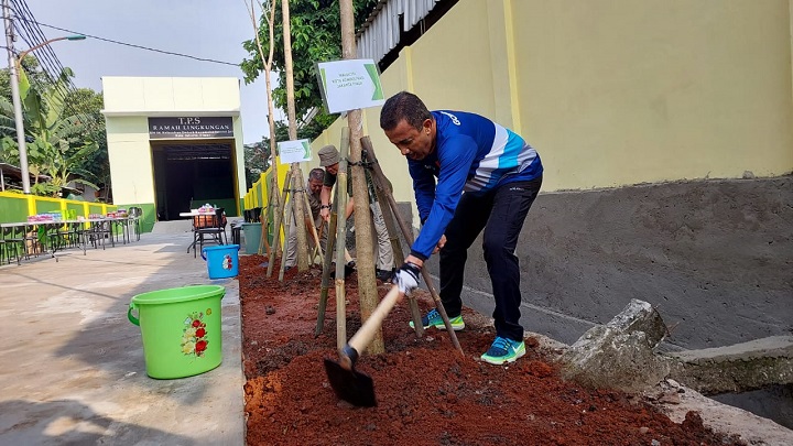 Wali Kota Administrasi Jakarta Timur, Muhammad Anwar menanam pohon Tabebuya di halaman Tempat Pembuangan Sampah (TPS) di RT 05 RW 06, Komplek Bumi Harapan Permai, Kelurahan Dukuh, Kecamatan Kramat Jati, Selasa (13/6) siang. Foto: Ist