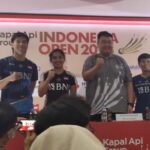 Dari ki-ka. Atlet bulutangkis Daniel Marthin, Gregoria Mariska, Ketua Panitia Pelaksana turnamen Armand Darmadji, Siti Fadia Silva Ramadhanti dan Jonathan Christie.