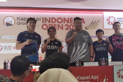 Dari ki-ka. Atlet bulutangkis Daniel Marthin, Gregoria Mariska, Ketua Panitia Pelaksana turnamen Armand Darmadji, Siti Fadia Silva Ramadhanti dan Jonathan Christie.