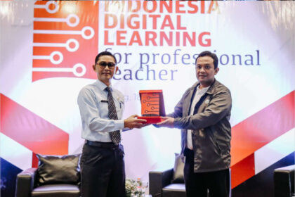 enior Manager Pemberdayaan Sosial dan Lingkungan Telkom Suharsono (kanan) menyerahkan cindera mata kepada Kepala Dinas Pendidikan Kabupaten Sumedang Agus Wahidin dalam acara digital bootcamp Indonesia Digital Learning (IDL) untuk peningkatan kelulusan sertifikasi guru Indonesia di Graha Asia Plaza Asia Sumedang beberapa waktu yang lalu.