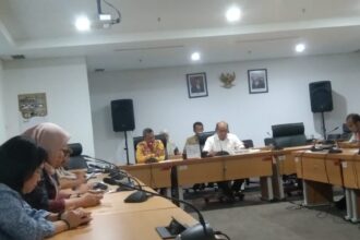 Ketua Bapemperda DPRD DKI Jakarta, Pantas Nainggolan saat menerima kunjungan DPRD Jogjakarta,