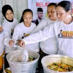Ibu-ibu perajin antusias mengikuti pelatihan pembuatan ikan pindang dan sosialisasi yang digelar oleh sukarelawan Ganjar Sejati (GS) Jawa Barat di Desa Cicinde Utara, Kecamatan Banyusari, Kabupaten Karawang