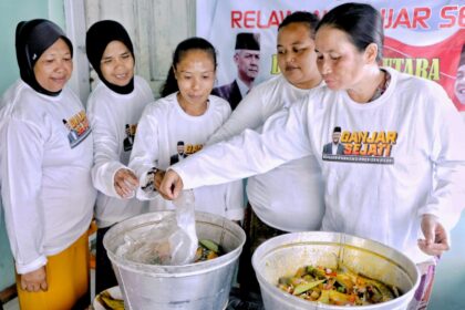 Ibu-ibu perajin antusias mengikuti pelatihan pembuatan ikan pindang dan sosialisasi yang digelar oleh sukarelawan Ganjar Sejati (GS) Jawa Barat di Desa Cicinde Utara, Kecamatan Banyusari, Kabupaten Karawang