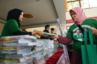 Ibu-ibu antusias menyerbu bazar murah untuk kebutuhan rumah tangga dan alat-alat sekolah yang digelar oleh Komunitas Ojek Online (Kajol) Indonesia Dukung Ganjar di Gedung Maduma Naramamora, Bandung Timur, Bandung, Jawa Barat, Minggu (18/6) siang. Foto: Kajol