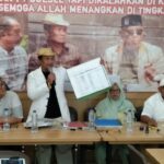 Pemilik 85 hektare lahan di Sulsel, Daeng Aziz (jas putih)saat jumpa pers di kawasan Jakarta Pusat, Rabu (21/6).