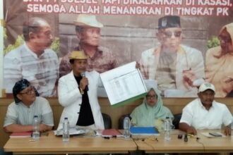 Pemilik 85 hektare lahan di Sulsel, Daeng Aziz (jas putih)saat jumpa pers di kawasan Jakarta Pusat, Rabu (21/6).