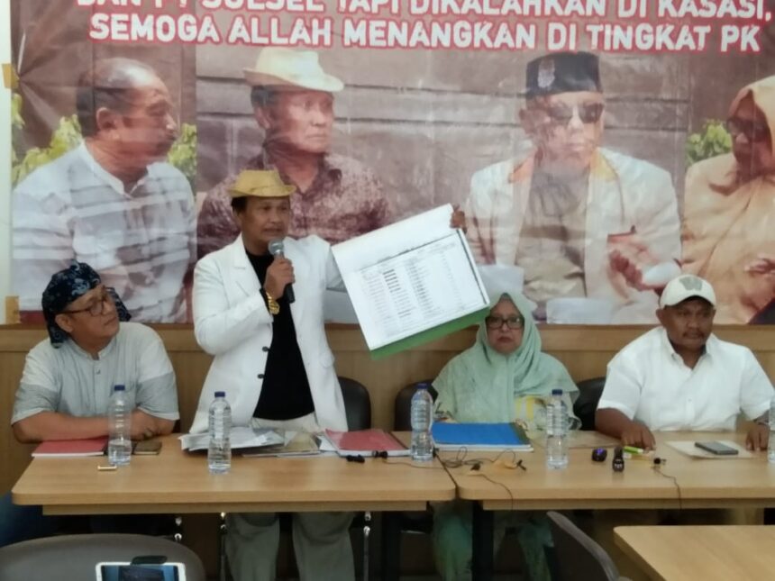 Pemilik 85 hektare lahan di Sulsel, Daeng Aziz (jas putih)saat jumpa pers di kawasan Jakarta Pusat, Rabu (21/6).