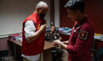 Salah satu tersanga saat mengenakan rompi tahanan Kejaksaan Tinggi Sumatera Selatan (Kejati Sumsel). Foto: Kejati Sumsel