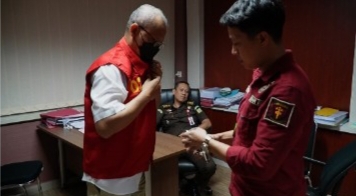 Salah satu tersanga saat mengenakan rompi tahanan Kejaksaan Tinggi Sumatera Selatan (Kejati Sumsel). Foto: Kejati Sumsel