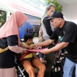 Kelompok sukarelawan Ganjar, Petani Tebu Bersatu (Petebu) memberikan santunan kepada disabilitas, anak yatim, dan kaum duafa di Kabupaten Cirebon, Jawa Barat