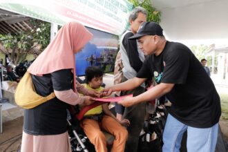 Kelompok sukarelawan Ganjar, Petani Tebu Bersatu (Petebu) memberikan santunan kepada disabilitas, anak yatim, dan kaum duafa di Kabupaten Cirebon, Jawa Barat