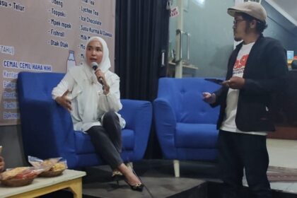 Pemilik dan pendiri Yeobo Topokki, Irma Utari (ki) saat menhadiri talkshow dipandu Tata Gibrig dari Paski.