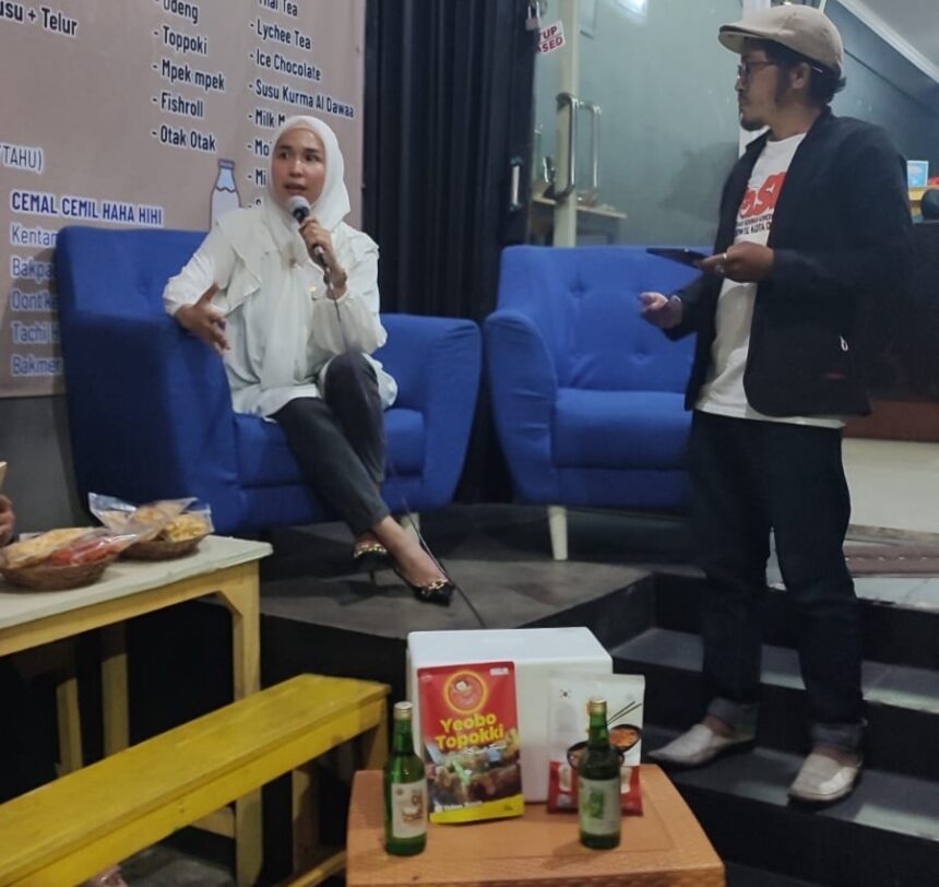 Pemilik dan pendiri Yeobo Topokki, Irma Utari (ki) saat menhadiri talkshow dipandu Tata Gibrig dari Paski.