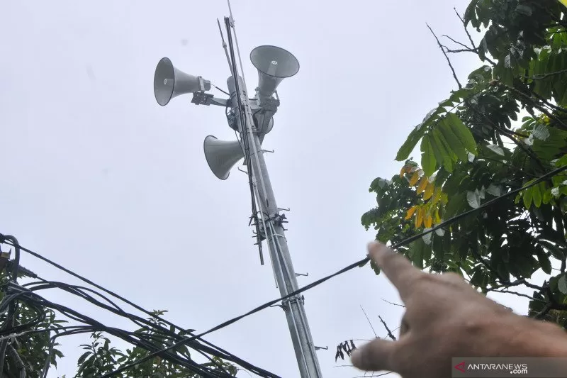 Arsip Foto - Warga menunjuk alat peringatan dini sirine bencana banjir atau Disaster Early Warning System) (DEWS) yang terpasang di daerah Cipinang Melayu, Jakarta Timur, Rabu (5/2/2020). Sirine peringatan dini banjir tersebut akan berbunyi secara otomatis saat ketinggian air di hulu kali Sunter sudah berstatus siaga 3. ANTARA 