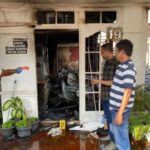 Aparat kepolisian saat melakukan pemeriksaan dan olah tempat kejadian perkara di rumah usaha yang terbakar di Kota Pekanbaru, Provinsi Riau, Sabtu (10/6/23). (ANTARA/HO-Polresta Pekanbaru)