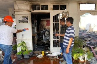 Aparat kepolisian saat melakukan pemeriksaan dan olah tempat kejadian perkara di rumah usaha yang terbakar di Kota Pekanbaru, Provinsi Riau, Sabtu (10/6/23). (ANTARA/HO-Polresta Pekanbaru)