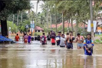 Orang-orang menyeberangi jalan-jalan yang tergenang air di Malappuram, Kerala, India. Foto: PTI/India Times