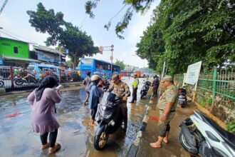 Imbas meluapnya aliran Kali Baru di kawasan Kramat Jati, Jakarta Timur membuat Jalan Raya Bogor, Hek tergenang air kecokelatan, tak sedikit motor yang jatuh dan mogok, Senin (19/6) siang. Foto: Joesvicar Iqbal/ipol.id