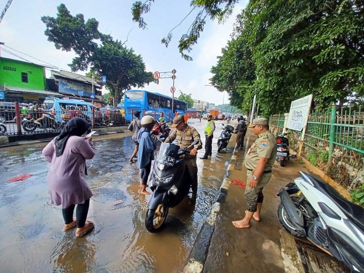 Imbas meluapnya aliran Kali Baru di kawasan Kramat Jati, Jakarta Timur membuat Jalan Raya Bogor, Hek tergenang air kecokelatan, tak sedikit motor yang jatuh dan mogok, Senin (19/6) siang. Foto: Joesvicar Iqbal/ipol.id