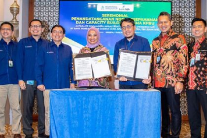 Tampak penandatanganan kesepakatan bersama (Memorandum of Understanding) yang diwakili oleh Direktur Bisnis PT PII Andre Permana bersama dengan Direktur Komersial dan UMKM Bank BJB Nancy Adistyasari. Foto: Kemenkeu