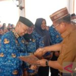 Bupati Gorontalo Utara Thariq Modanggu menyerahkan SK PPPK guru dan tenaga kesehatan berlangsung di aula SMP Negeri 1. ANTARA/HO-Diskominfo