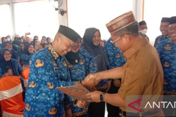 Bupati Gorontalo Utara Thariq Modanggu menyerahkan SK PPPK guru dan tenaga kesehatan berlangsung di aula SMP Negeri 1. ANTARA/HO-Diskominfo