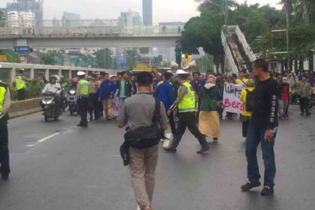 Pihak kepolisian mengimbau agar masyarakat dapat menghindari Jalan Gatot Subroto di depan Gedung DPR RI yang mengarah ke Slipi.