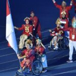 Atlet putri para angkat berat Indonesia, Dwiska Afrilia Maharani, mendapat kehormatan menjadi pembawa Bendera Merah Putih pada upacara pembukaan Asean Para Games 2023 Kamboja. Foto: Kemenpora