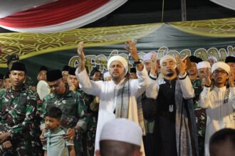 Gema Sholawat' bersama seluruh prajurit dan warga yang dipimpin langsung oleh Al Habib Syech Bin Muhammad Assegaf di Lapangan Braja Yonif Raider 300/Brajawijaya Kabupaten Cianjur, Senin (12/6) malam. Foto: Dispenad